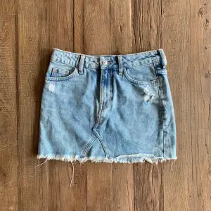 Perfekt jeans kjol för sommaren ifrån Hm, använd ett fåtal gånger, frakt tillkommer 