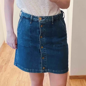  - Lee jeanskjol i bra skick, helt oanvänd. Originalpris 1100kr.   De flesta kan använda den då kjolen kan göras tightare i midjan med ett skärp! 