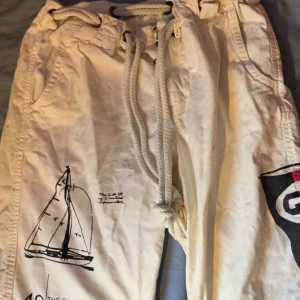  - Strl: 31 Cond: Oanvänd, 10/10 Pris: 100 Frakt: köparen står för frakten 