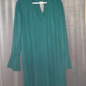 Klänning - Snygg grön klänning frakt tillkommer