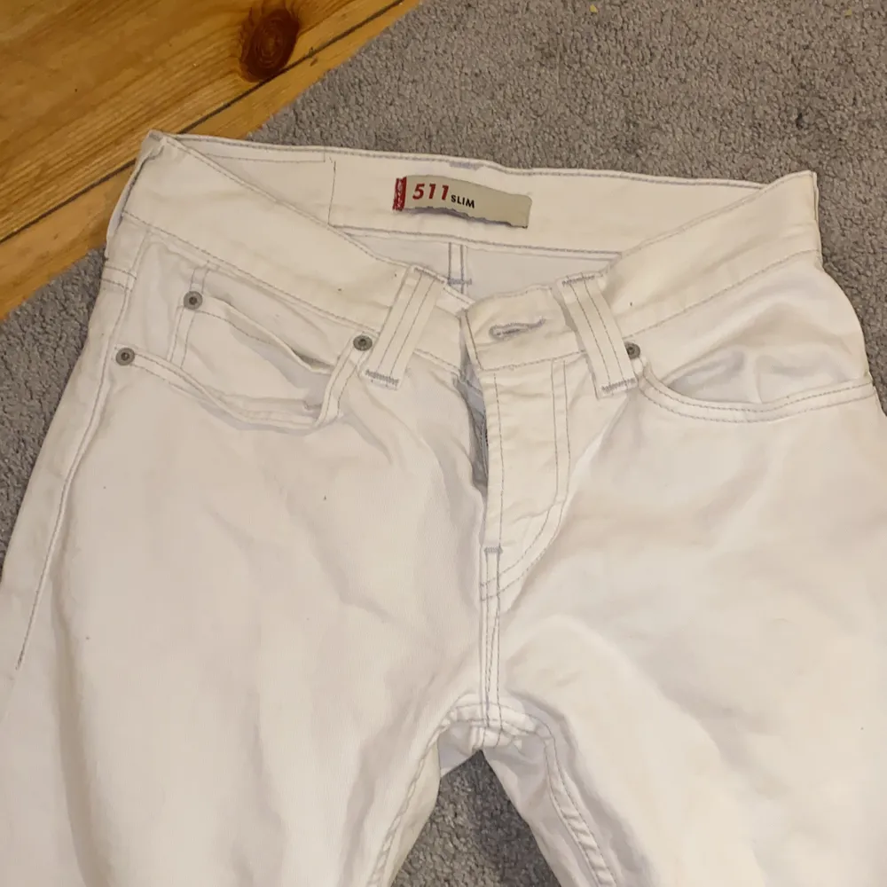 Vita vintage Levis jeans med lite ljusare grå söm, lågmidjade och ganska stora i storleken. GRATIS FRAKT.         Väldigt mycket 90 tals känsla med dessa just för att dom har lite lägre fickor på rumpan vilket jag tycker är grymt coolt!. Jeans & Byxor.