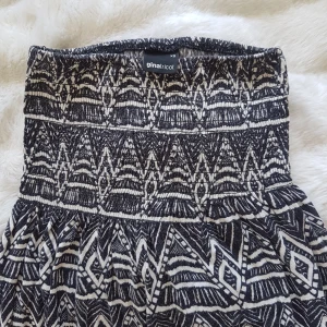 Långklänning - Härlig långklänning. Passar mer en small än en xsmall om man inte har lite större byst. Två trådar har släppt men den är fortfarande tight och intakt :) slits på varje sida. Frakt ingår!