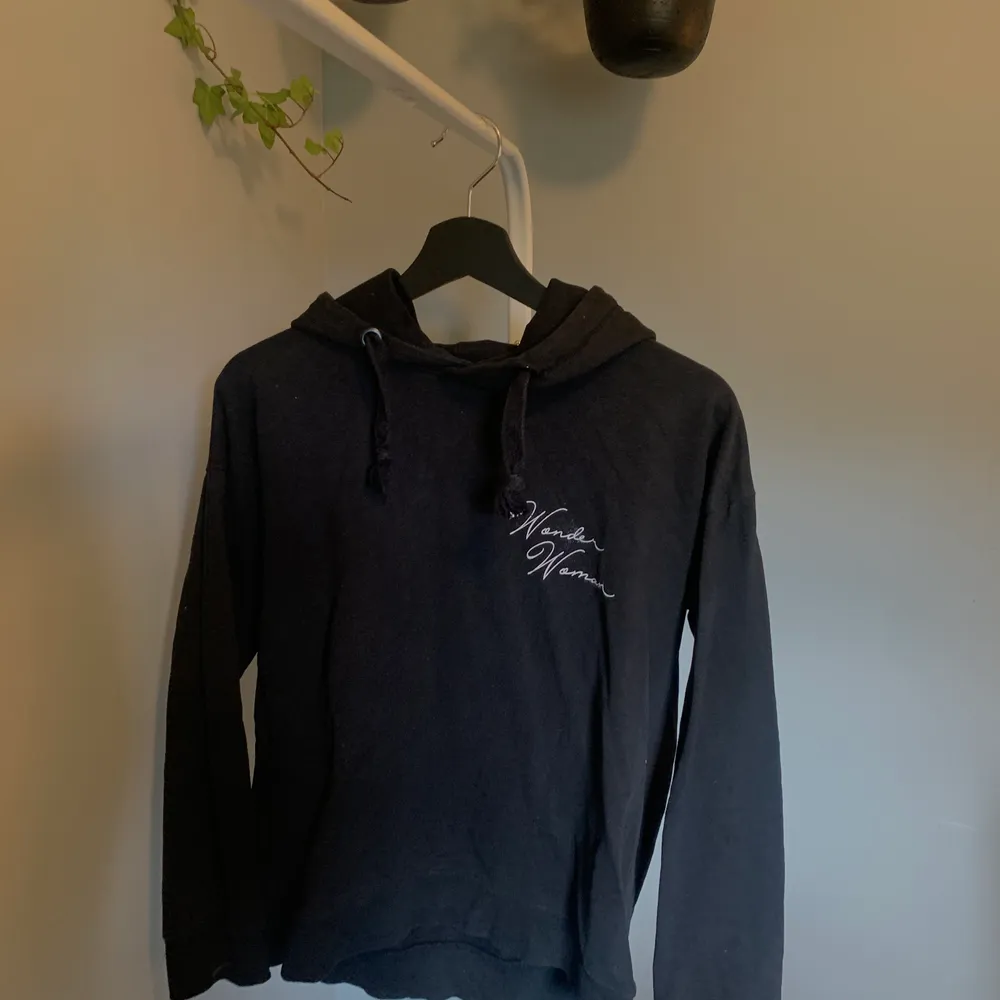 svart hoodie med trycket ”wonder woman”                                                    endast swish & fraktkostnad är inräknad i priset💜. Tröjor & Koftor.