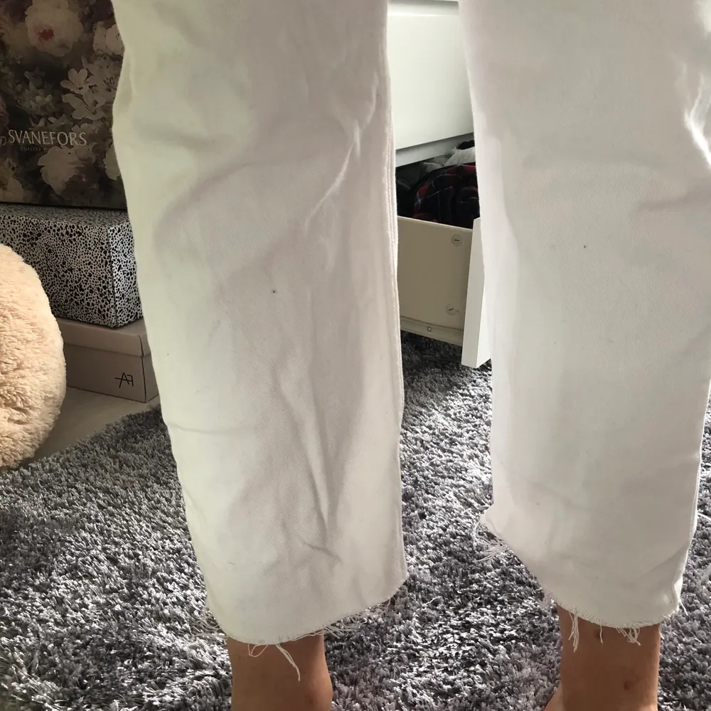 Snygga vita jeans från Gina tricot🥰 storlek 42 men passar knappt mig som annars har typ 40/38 i byxor. Knappar istället för dragkedja. Pris kan diskuteras! Frakt 40 kr . Jeans & Byxor.