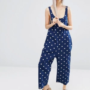Jumsuit monki - Kommer sakna den här!! Min bästa jumpsuit i från Monki, storlek S. Har vida ben och är i tunt och luftigt jeansaktigt material. Dragkedja på baksidan. 