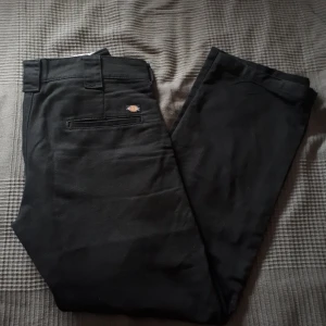 Dickies byxor - Klassiska raka Dickies byxor i svart. Använda mycket sparsamt, max 3ggr. 