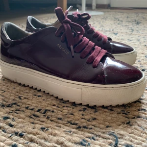 Arigato sneakers  - Använda Arigato sneakers i stlk 38/39. Har använt dessa med en sula i och jag har vanligtvis stlk 38. Sula följer med om man vill. Nypris 2100kr. 
