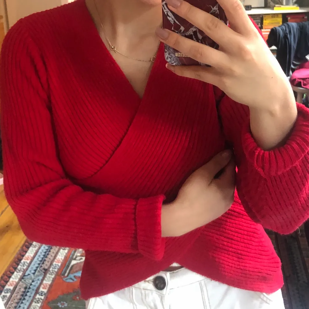 Så fin röd omlott tröja, använd fåtal gånger, mycket bra skick, frakt 43kr❤️♥️❤️♥️❤️♥️❤️. Tröjor & Koftor.