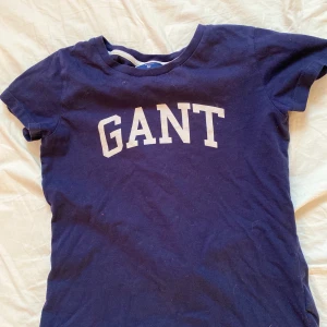 Gant tröja - En nästan helt oanvänd blå gant tröja. Väldigt bra skick. Kan budas. Passar även M