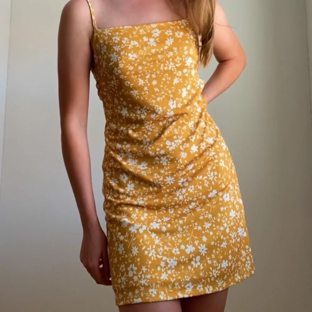 Superfin gulblommig klänning, endast använd 1 gång så nyskick, köpare står för frakt😇. Klänningar.