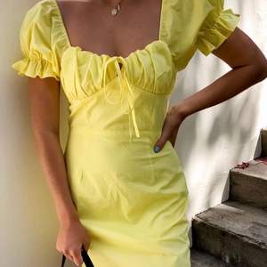 Fin gul klänning ifrån Shein, köpt för 199kr. Super fint skick och skön att ha på sig. Kontakta mig för mer info💞