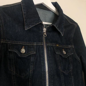 Sommar jacka, Jeans jacka - Ny supersnygg Jeansjacka från Tiger of sweden. Nästan aldrig använd, högst 5 gånger. Kan knäppas från både håll med dragkedjan, otroligt snygg passform! 