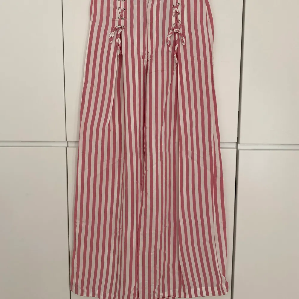 Zara TRF collection high waste, wide legs pink & white striped pants. Lacing details on the front. Size S. Excellent condition, worn only once.. Jeans & Byxor.