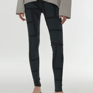 Toteme leon L leggings - Leggings från Toteme i L. Använda ett par ggr och tvättade efter det. Obs de jag säljer är bruna! 