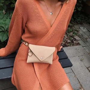 Stickad omlottklännings strl S - En riktigt mysig stickad klänning (går att ha som cardigan också) från hannalicious kollektion för na-kd. Endast använd 2ggr. Mjukt material och lite oversized i armarna. Köpare står för frakt! Obs bilden är lånad av @linneawidmark Magväskan ingår ej