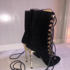 Nya oanvönda klackskor - Nya oanvända klackskor i stl 38. Guldiga detaljer och guldig klack. Superfina men jag trivs inte i dom. Skorna är från märket BeBo tror jag det heter.   Säljer billigt för att jag behöver mer plats 😊.       Frakt tillkommer 