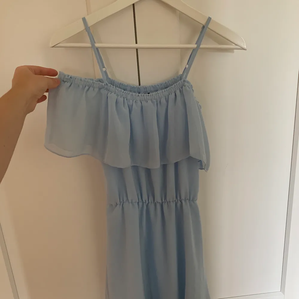 Ljusblå klänning från H&M. Använd fåtal gånger. 150kr inklusive frakt.. Klänningar.