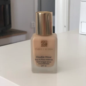 Estee Lauder - En Estee Lauder foundation i färgen 1W1 bone. Ungefär 70% kvar av produkten, sista bilden representanter hur mycket som är kvar. Säljer pga att min hud ogillade den. Nypris 470kr 📦 Köparen står för frakt!
