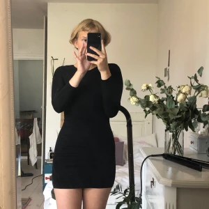 HM klänning XS - Sexig svart fest klänning från HM🕺🏽sitter tajt och är kort! Jag har valt att sälja eftersom den är för liten för mig:)+  Frakt !