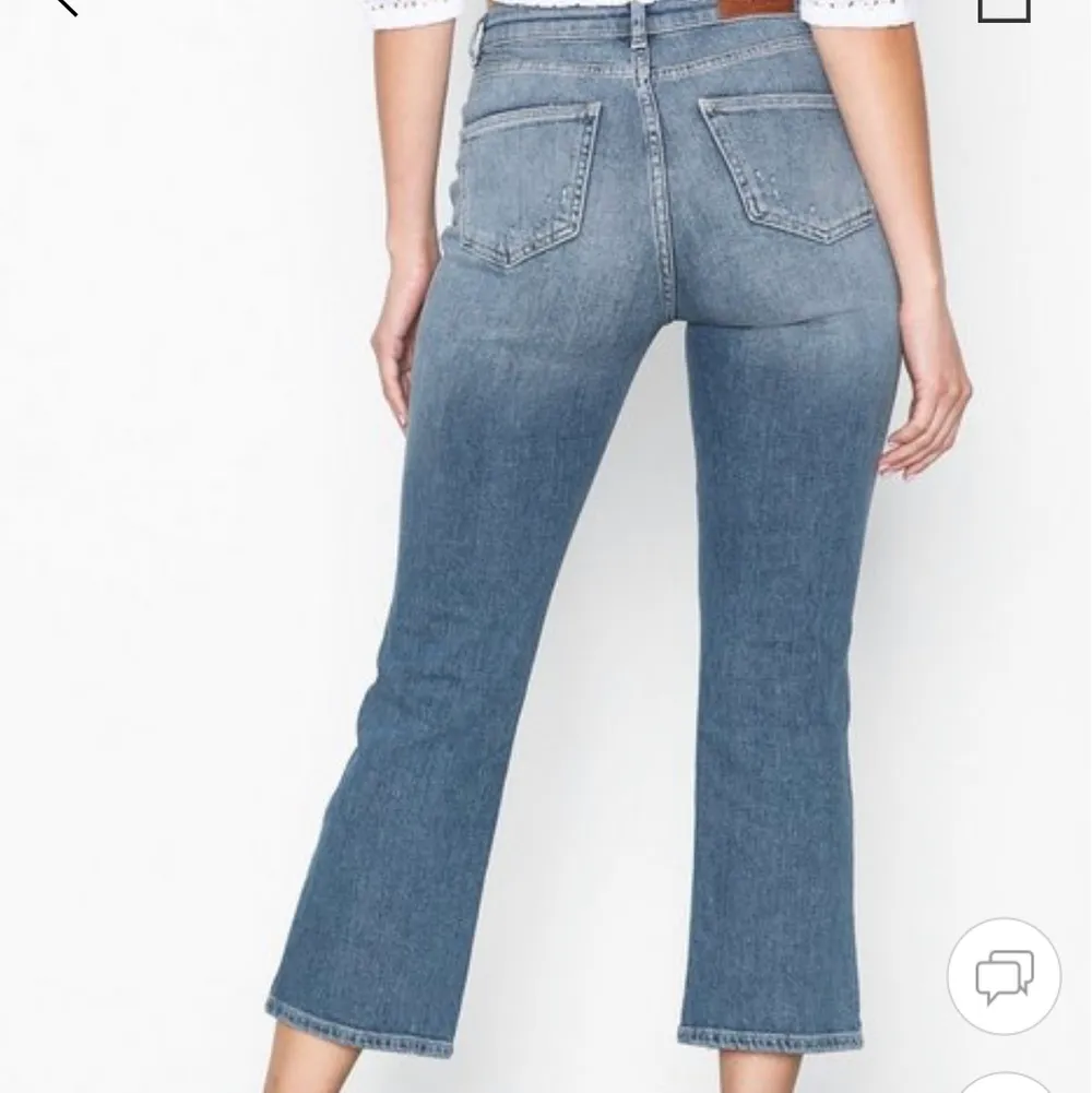 Köptes förra sommarn från Nelly.com. Super sköna byxor som är stretchiga och högmidjade. De är lite klockformade vid anklarna och lite kortare. Men för mig som är 165 är de nästan till fotknölarna. Endast använt de 2-3 gånger🌸 betalning via swish🌸. Jeans & Byxor.