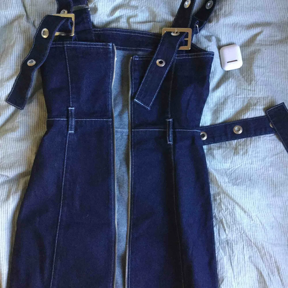 En jättefin jeans klänning från cullosion som är helt oanvänd. Köpt på Asos. Nypris 500 kr. Den har väldigt fin passform och sitter bra på en S/XS. Kommer såklart med skärpet också som även det är väldigt snyggt . Klänningar.