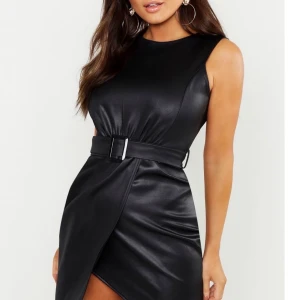 Figurnära klänning. - Helt oanvänd figurnära klänning i läder imitation (fake) från bohoo, Aldrig använd då jag tycker storleken är mer som en 34💖