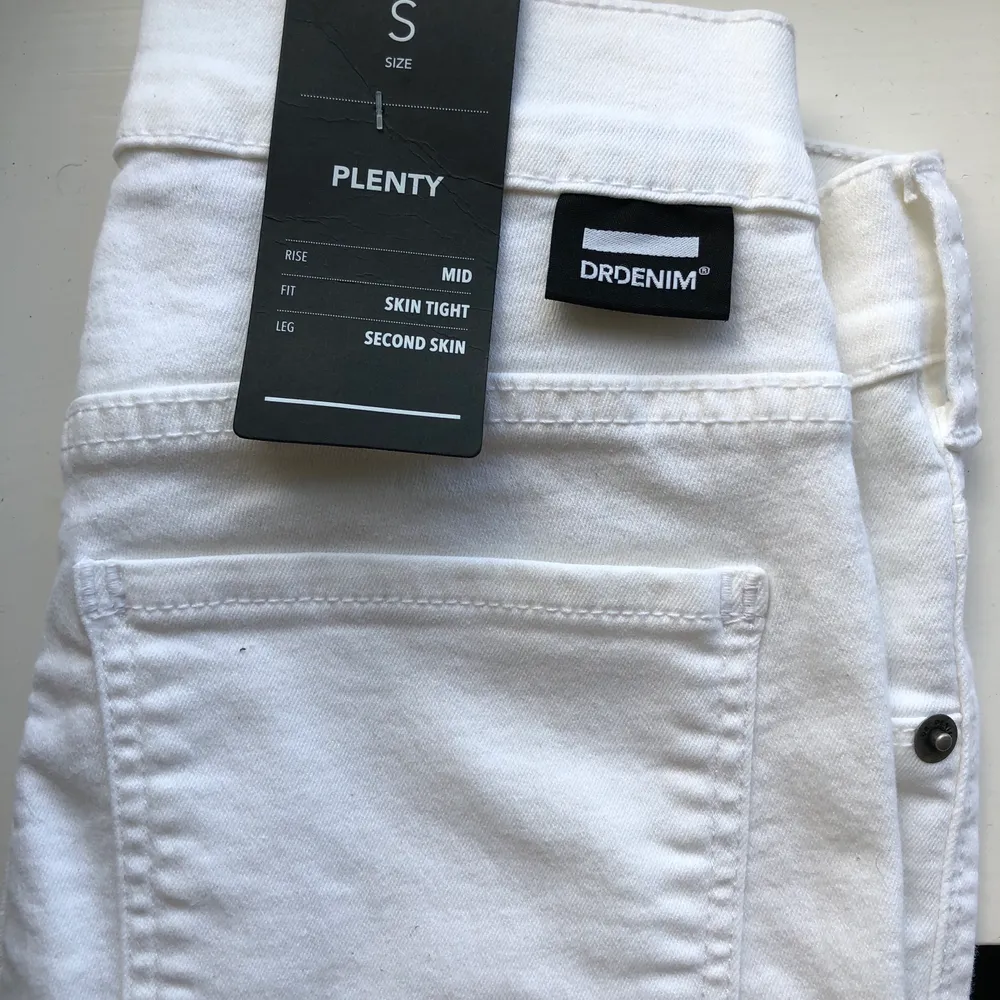 Vita tajta jeans från dr denim, aldrig använda pga för liten storlek. Är storlek S men skulle nog säga har passformen för xs💖. Jeans & Byxor.