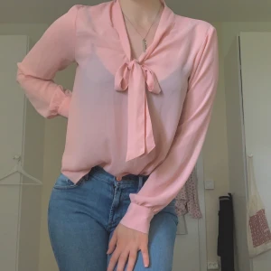 Rosa blus XS/S - En fin rosa blus från gina trickot som inte riktigt kom till användning. Hade den på mig 2-3 gånger så den är i perfekt skick :) Storleken är 36 (xs/s) 