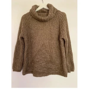 Stickad polo tröja - Brun stickad polo tröja som passar storlek XS/S. Använd endast ett fåtal gånger. Pris: 100kr+frakt.