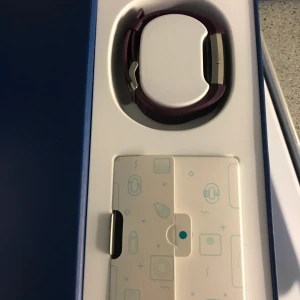 Fitbit charge plum - Träningsklocka med notiser, stegräknare, pulsmätare osv.    10 kr frakt tillkommer