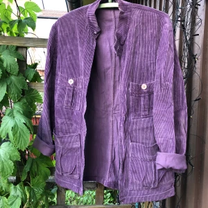 Tunn Manchesterjacka - Dags för en gammal favorit att hitta nytt hem. Retro i stilen, använd men ändå jättefint skick! Oversize på mig som är S, skulle säga att den passar allt från XS-L beroende på hur man vill att den ska sitta! Frakt ingår 💘