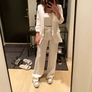 Vita kostymbyxor från Zara - Aldrig använda, prislapp sitter kvar! Storlek S