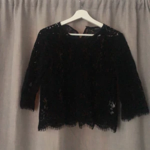 Spetströja/blus - Köpte tröjan av en kompis men tyvärr är den för liten men är tycker fortfarande att den är sjukt snygg. Hoppas någon av er får njuta av den istället.