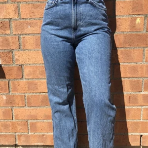Jeans från Weekday - Rowe - Bra skick, nästan som nya. Har blivit lite större i och med att de är används samt tvättade, men inget det är ingen problem. Priset inkluderar frakt.