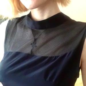 Cool rak klänning  - Cool klänning som jag tyvärr inte använder mycket! Den har en rak passform och är inte mycket stretch i storlek 38 men passar nog snyggt även på mindre storlekar! Möts i Stockholm eller så står köparen för frakt 🌸🌸