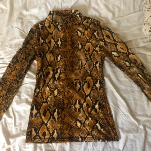 Orm Mönstrad Tröja - Köpte denna på diabless för ett halvår sen, säljer den för att den aldrig kom till användning. Den är aldrig använd, endast testad ett fåtal gånger. Det är väldigt bra och stretchigt material och den sitter hur bra som helst. Nypris 300kr. Frakt ingår.