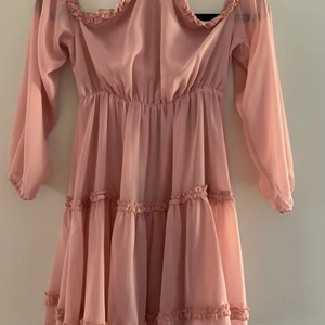 Ljusrosa klönning från NA-KD - Jättefin och gullig klänning från NA-KD storkek 36 I ljusrosa. Slutsåld på hemsidan och säljs eftersom den är för liten för mig! Sista bilden visar bara modellen på en person för att visa passform! Färgen är alltså LJUSROSA. Skriv för mer info/bilder! 