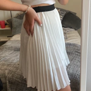 Kort plisserad kjol  - Denna jättesöta plisserade kjolen säljer jag nu då den inte längre kmr till användning. Den är i jättefint skick då den bara använts 2-3 ggr.(Det är inte kjolen som är smutsig utan spegeln!)Köp nu för:70+ 49kr frakt 