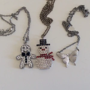 Halsband - Säljer dessa tre fina halsband som jag fick i present för ett tag sedan, tyvärr glömmer jag ofta att använda halsband och därför kommer inte de här till mycket användning. Jag säljer alla tre tillsammans för 150kr inkl. Frakt eller för 50kr st exkl. frakt
