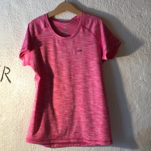 Pro Touch träningströja - rosa träningströja i storlek 146/152, töjbart matrial, finns även en reflex på baksidan:D