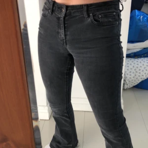 Svarta bootcut byxor från zara - Säljer ett par jätte snygga svarta lowrise bootcut  byxor från zara i storlek 36. Säljer dessa för att jag sällan använder dom. Buss från 100kr💕
