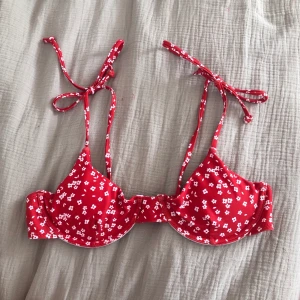 Bikiniöverdel - Världens finaste bikiniöverdel från shein. Jag köper den här på plick men den satt inte som jag hade tänkt så säljer vidare. Kupan är mycket liten så den passar någon med mindre byst. 100kr inklusive frakt! Skriv privat för fler bilder eller frågor!💜