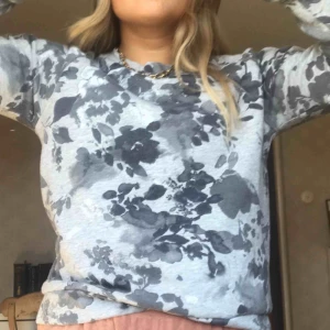 Collegetröja🖤 - Jätteskön sweatshirt med fint mönster 🖤 Sällan använd så i väldigt bra skick. Passar mindre storlekar bra också 🥰 Skickas mot fraktkostnad 