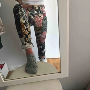  - Extremt coola byxor från Desigual! Byxorna kommer inte riktigt till användning då de är lite långa på mig. För mått kontakta mig gärna 💕. Byxornas mönster syns på bild nummer 2. 