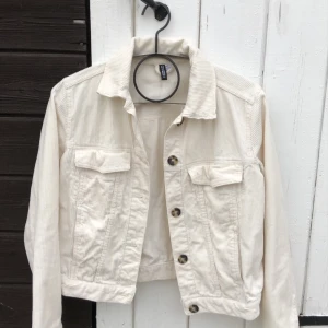 Manchesterjacka  - gräddvit manchesterjacka från HM i storlek S. Frakt 79kr. Bud från 100kr!