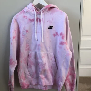 Nike collegetröja - Säljer en sjukt cool Nike collegetröja som jag själv färgat. Säljer för cirka 650kr, men priset kan diskuteras