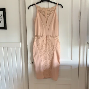 Oanvänd klänning från nelly - Aldrig använd