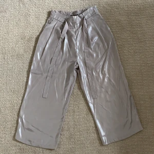 Silvriga culottebyxor från zara, NYA! - Nya silvriga snygga byxor fr zara, aldrig använda.