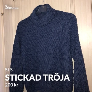 Stickad tröja  - St S passar xs, i jätte bra skick 