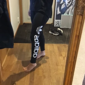Adidas leggings - Jättesköna adidas leggings i bomull! Säljer pga att de tyvär inte kommer till användning längre! Kan mötas upp i Stockholm annars står köparen för frakt